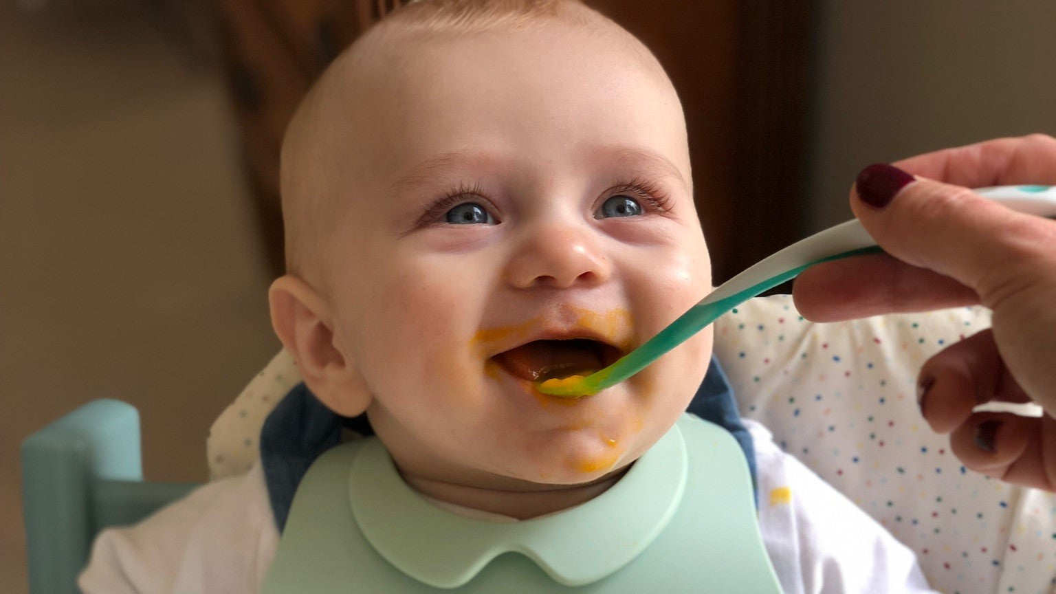 Bébé 5 mois qui mange de la purée