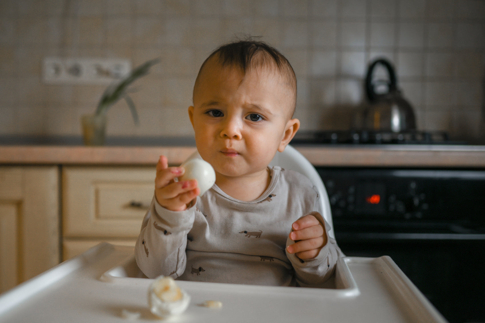 Bébé 12 mois mange un oeuf dur