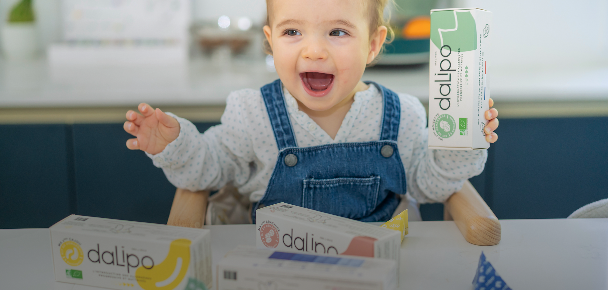 Bébé souriant avec kit de démarrage ma 1ère noisette Dalipo