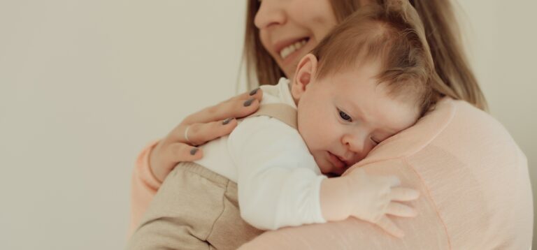 Maman qui câline bébé dans ses bras